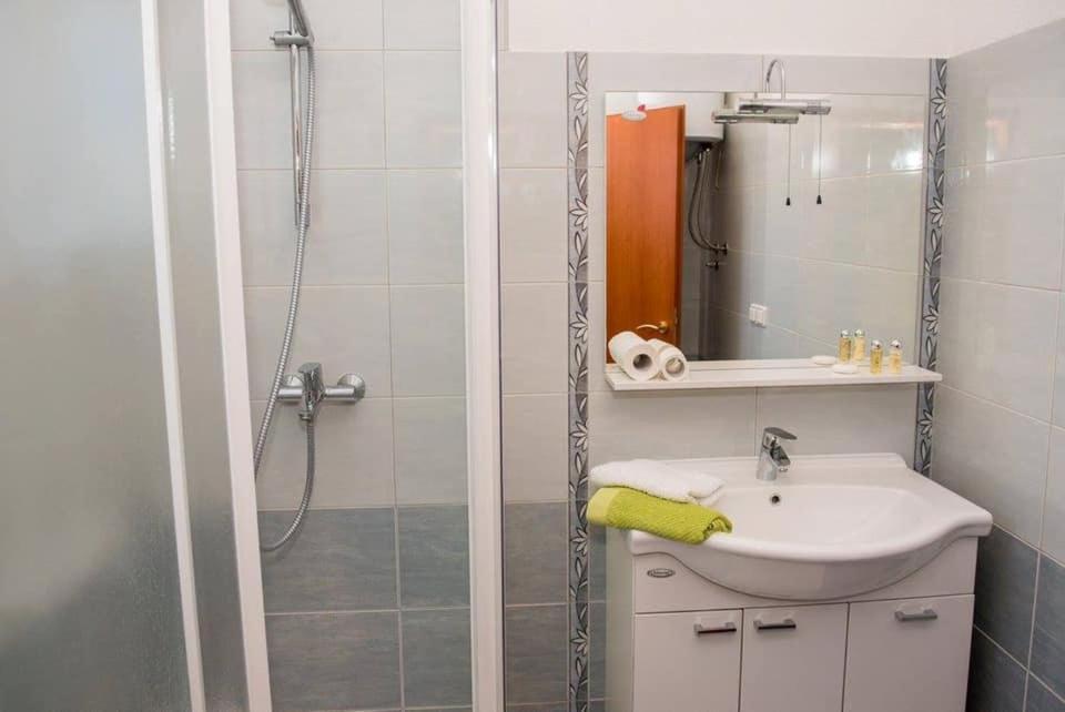 Apartment Vodice - Lovric Bagian luar foto