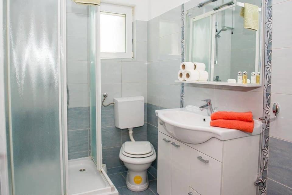 Apartment Vodice - Lovric Bagian luar foto