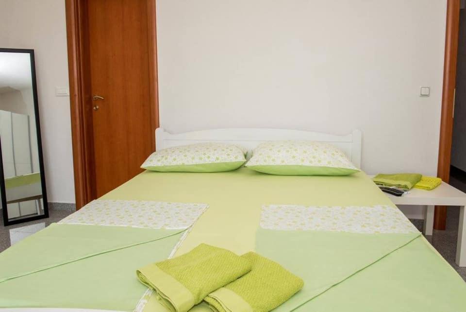 Apartment Vodice - Lovric Bagian luar foto