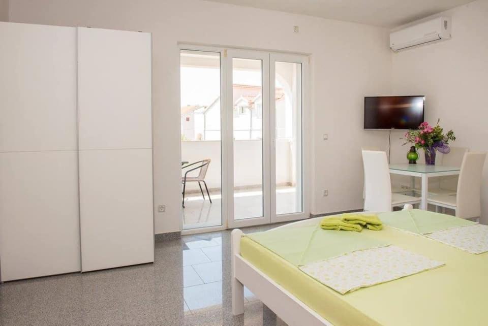 Apartment Vodice - Lovric Bagian luar foto