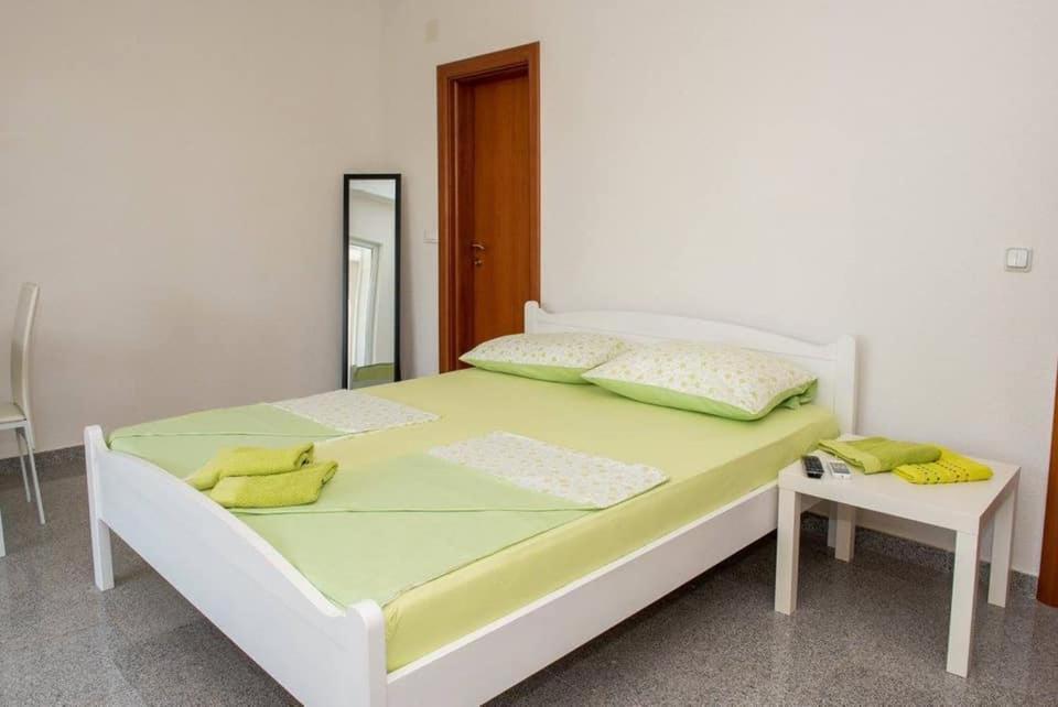 Apartment Vodice - Lovric Bagian luar foto